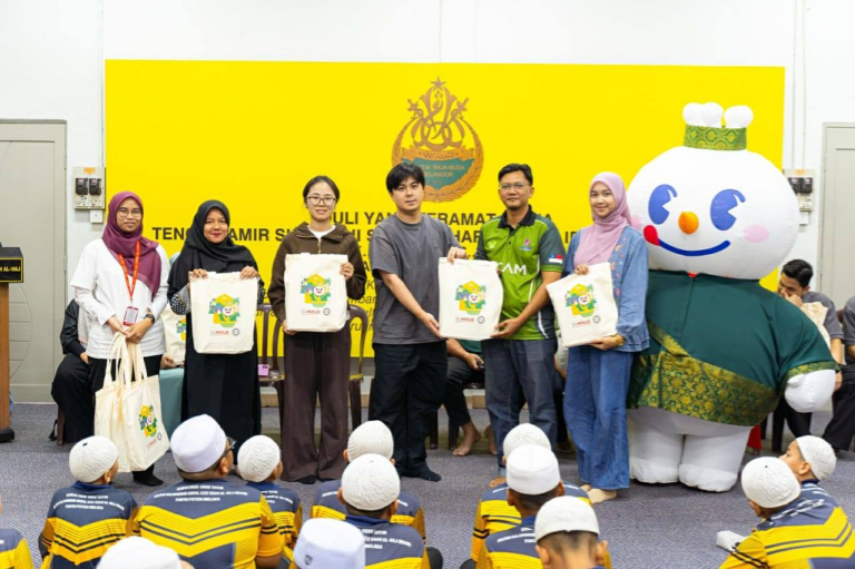 Sesi penyerahan sumbangan duit raya dan minuman oleh MIXUE dan wakil TR HEPA UCAM kepada anak-anak yatim Pantai Puteri.