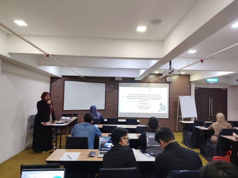 Sesi perbincangan Bengkel Kajian Pengeluaran Bahan Api Cecair Getah Asli UMPSA dan RISDA di Tamu Hotel Kuala Lumpur.