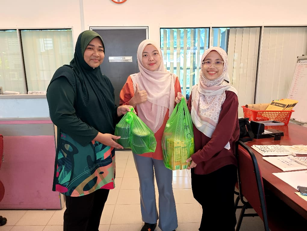 Kemeriahan suasana gotong-royong penyediaan bubur lambuk yang mengeratkan lagi ukhuwah dan semangat kerjasama dalam kalangan warga KRUCAM.