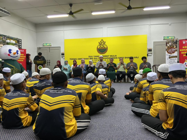 Senyuman ceria terukir di wajah anak-anak yatim RAYSAS selepas menerima potongan rambut baharu dan sumbangan duit raya.