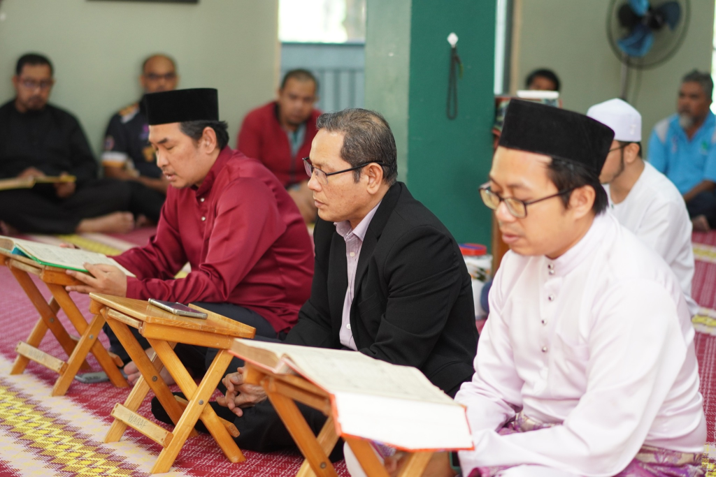 Suasana penuh ketenangan dan kebersamaan warga kerja KRUCAM ketika mengalunkan ayat-ayat suci Al-Quran di Surau Uwais Al Qarani.