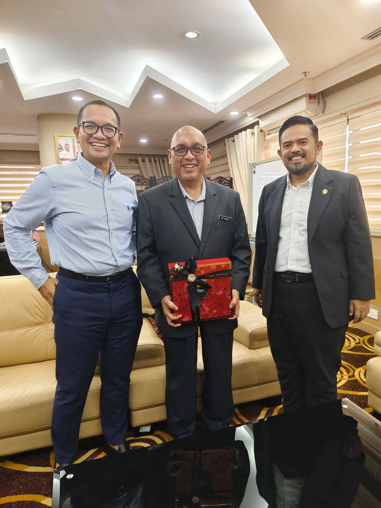 Sekalung penghargaan dan memori indah bersama Ts. Dr. yang kini melangkah ke alam persaraan. Segala budi dan jasa akan sentiasa dikenang.