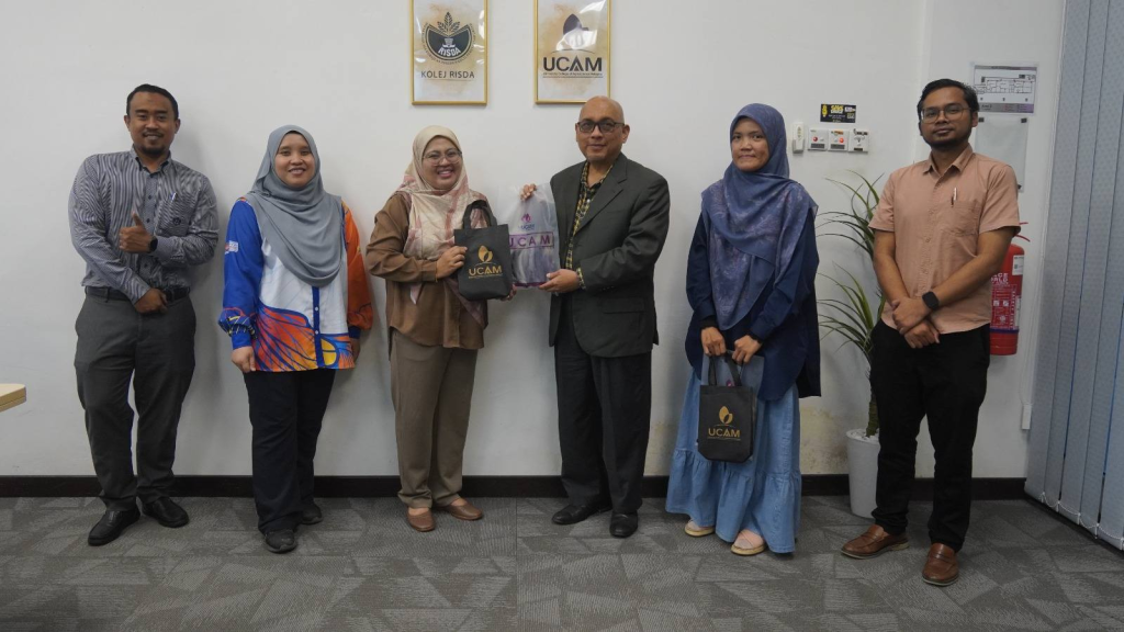 Sesi perbincangan strategik antara wakil delegasi FTV UPSI dan pihak pengurusan UCAM bagi memperkasakan penempatan pelajar di lapangan industri sebenar.