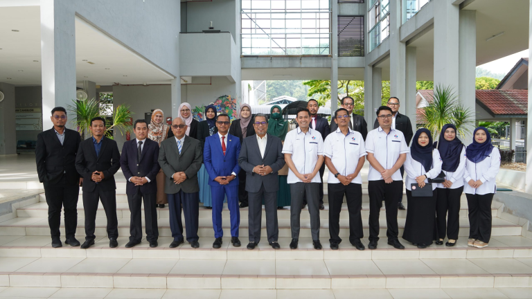 Lawatan pengurusan kolej felcra ke ucam
