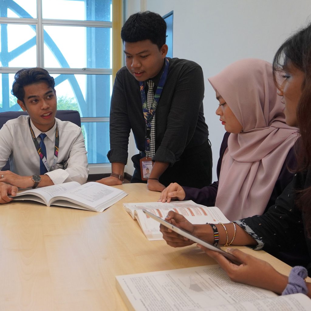 Ucampreneur excellence centre sebagai jambatan dinamik antara pelajar dan agensi industri