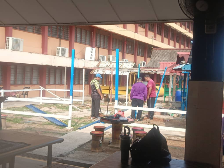 10 orang siswa & siswi UCAM bersama team HEPA turun padang dalam Gotong-Royong Madani di SK Parit Melana.