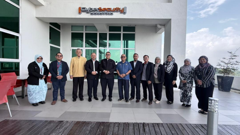 UCAM adakan lawatan rasmi ke CyberSecurity Malaysia bincang kerjasama keselamatan siber komuniti luar bandar & pembangunan micro-credential.
