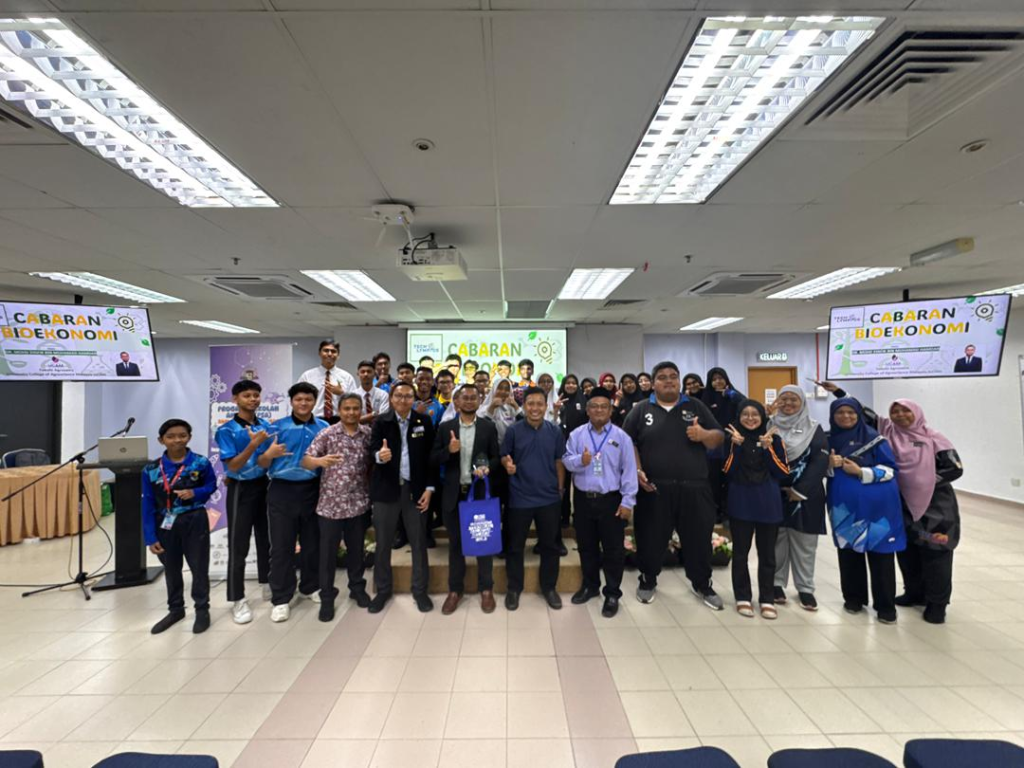 Dr. Syafik wakili UCAM sebagai penceramah Techlympics 2025.