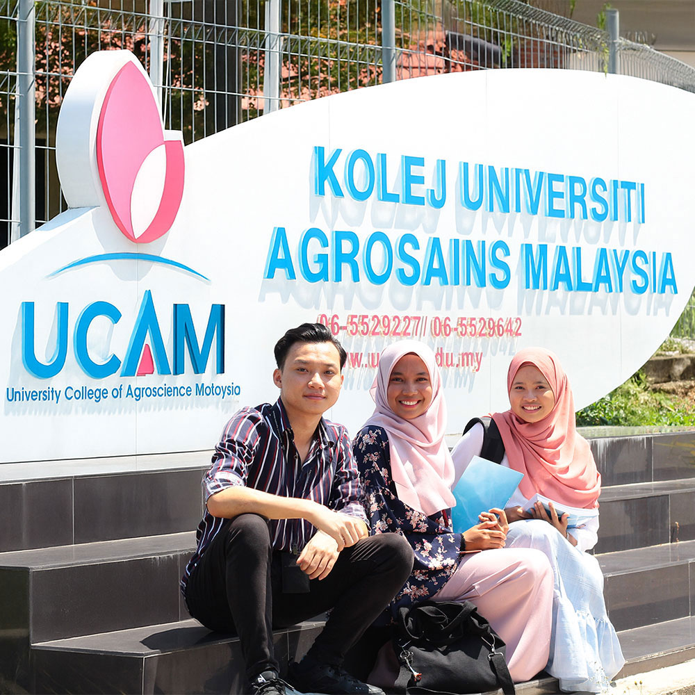 Ucam pintu pagar bersama student
