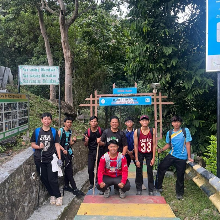 Siswa siswi UCAM jayakan pendakian Gunung Datuk, pupuk kerjasama, disiplin dan semangat juang.
