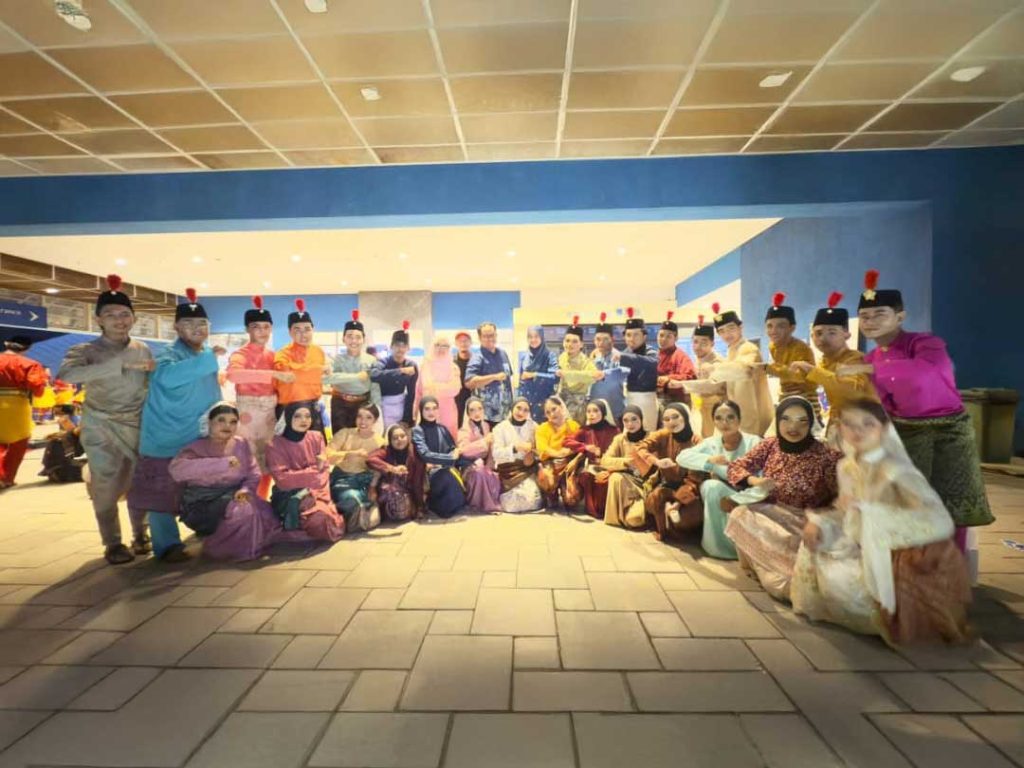 Ucam cipta rekod tarian zapin 3,000 peserta dalam malaysia book of records 3