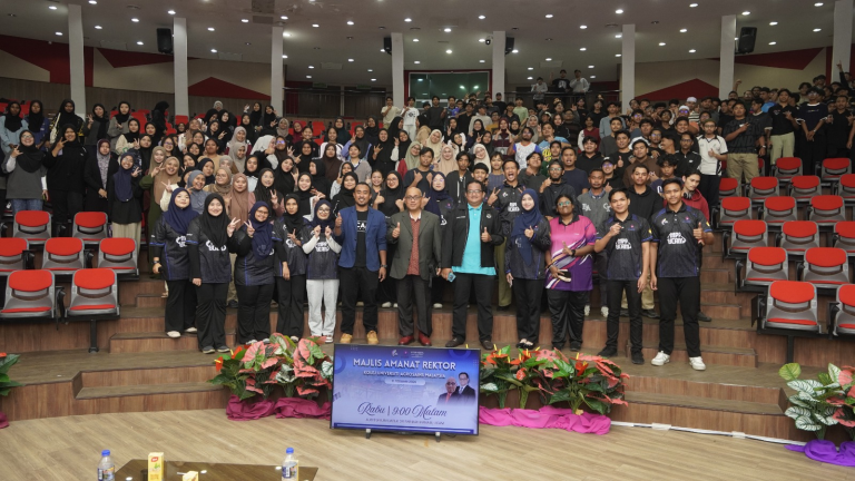 Sesi penyampaian Majlis Amanat Rektor UCAM 2026 kepada barisan mahasiswa dan pengurusan tertinggi.