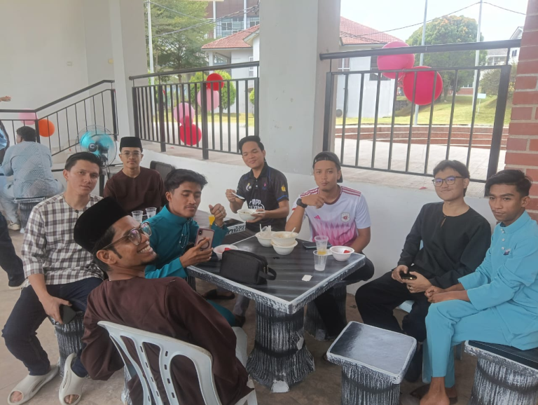 Suasana kemeriahan Majlis Jamuan Raya Kolej Kediaman UCAM bersama MPP di Student Centre.