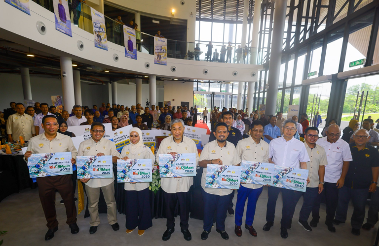 Majlis perasmian cawangan ke-20 RisSMart Grocer di Kwasa Damansara bagi memperkasa produk usahawan desa.