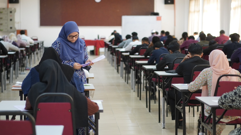 Suasana pelajar UCAM fokus menduduki peperiksaan akhir Semester Kedua 2025/2026 di dewan peperiksaan.