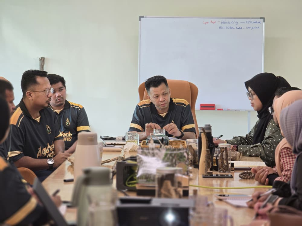Sekitar kunjungan hormat delegasi UCAM ke pusat pembiakan gaharu Agartech Ventures Sdn Bhd bagi memperkukuh kolaborasi penyelidikan dan agroteknologi terkini.