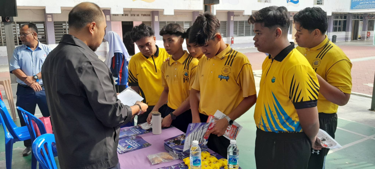 Warga UCAM turun padang ke sekolah menyantuni lepasan SPM 2025 yang mengambil keputusan peperiksaan.