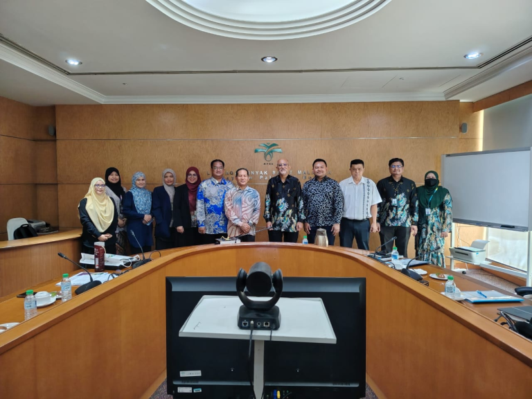 Sesi kunjungan hormat Ketua Eksekutif Kolej RISDA Sdn Bhd kepada Ketua Pengarah MPOB.