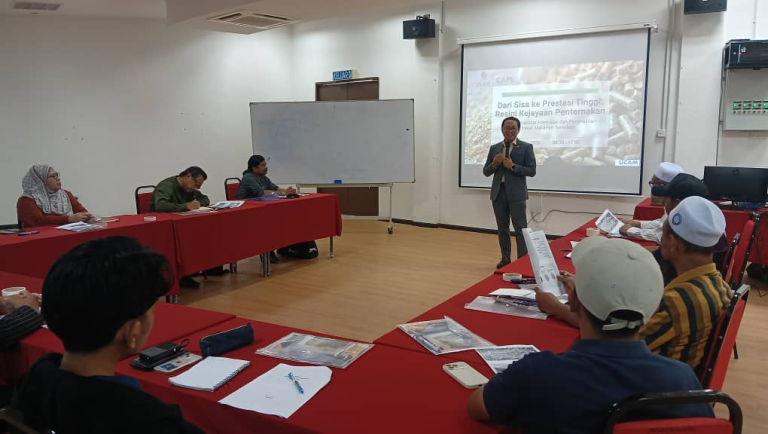 Sesi perkongsian ilmu dalam Kursus Intensif Pellet Makanan Ternakan anjuran CAPE dan FAS di UCAM.