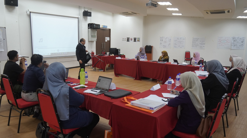 Peserta Kursus Train The Trainer (TTT) bergambar kenangan selepas tamat program pembangunan kompetensi dan fasilitasi.