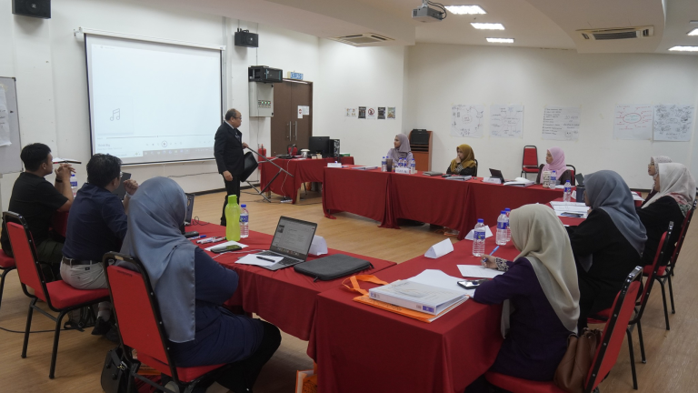 Peserta Kursus Train The Trainer (TTT) bergambar kenangan selepas tamat program pembangunan kompetensi dan fasilitasi.