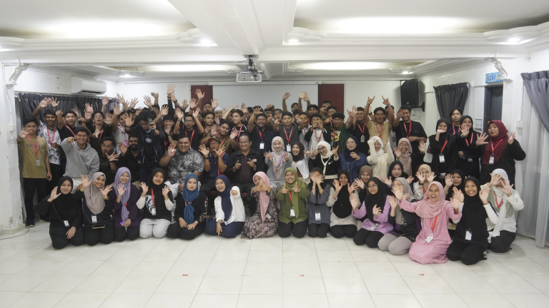 Mahasiswa baharu bergambar kenangan sewaktu Majlis Penutup Minggu Haluan Siswa (MHS) UCAM sesi 2026/2027.