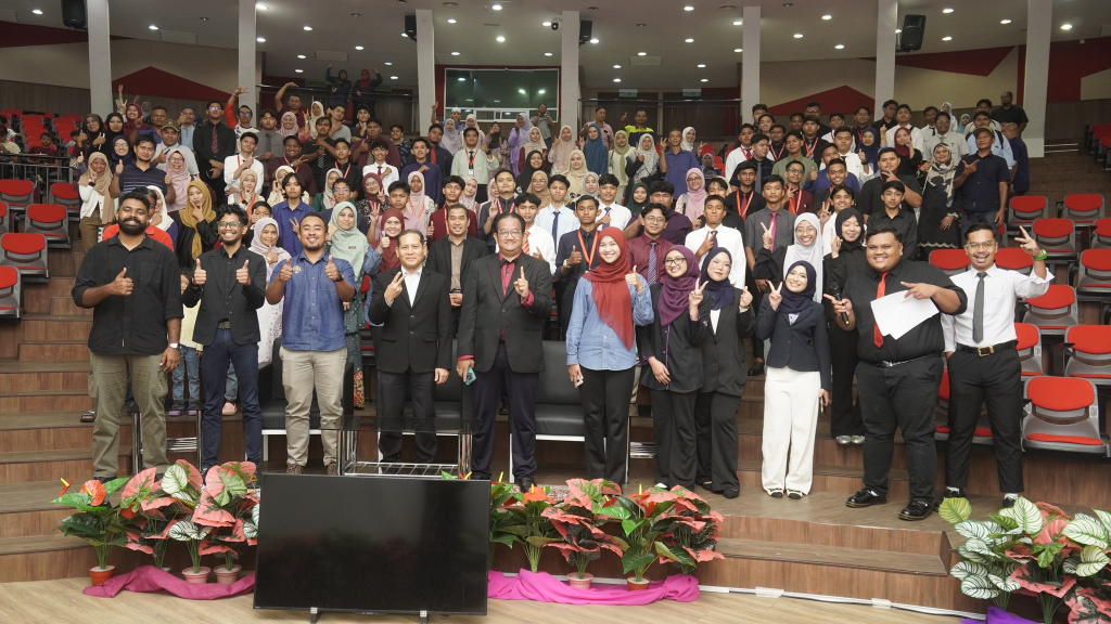 Sesi Taklimat Ketua Eksekutif bersama mahasiswa dan mahasiswi baharu UCAM dan Kolej RISDA bagi sesi pengajian 2026/2027.