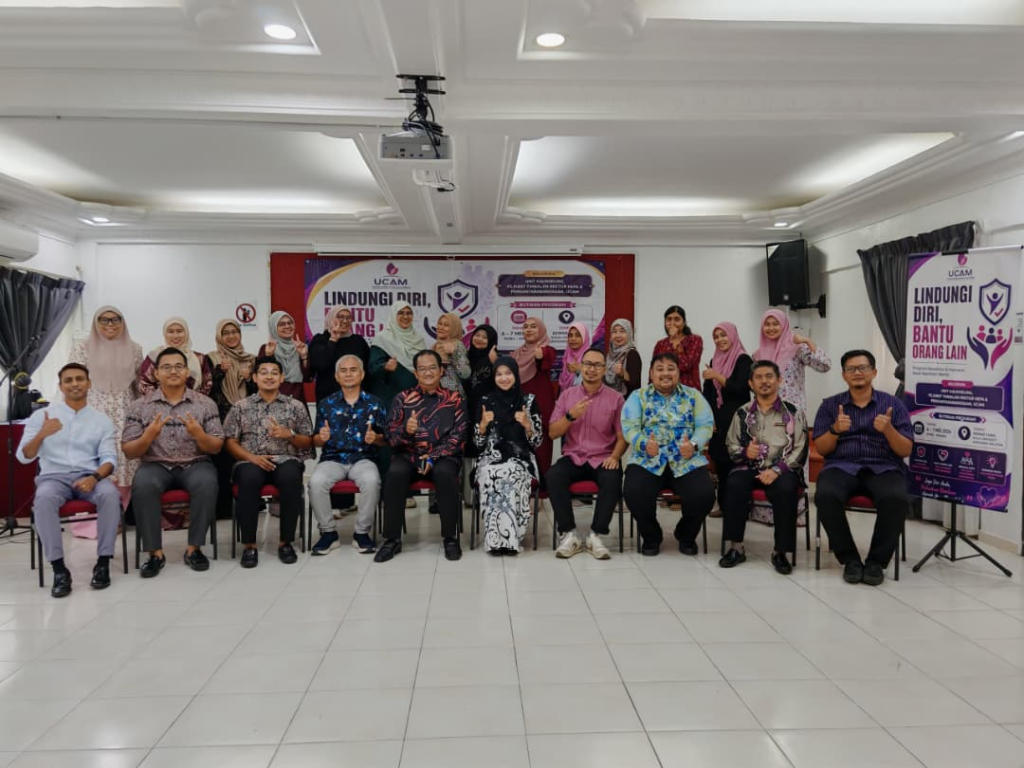 Sesi perkongsian dan bergambar kenangan dalam Program Lindungi Diri, Bantu Orang Lain anjuran Unit Kaunseling UCAM.