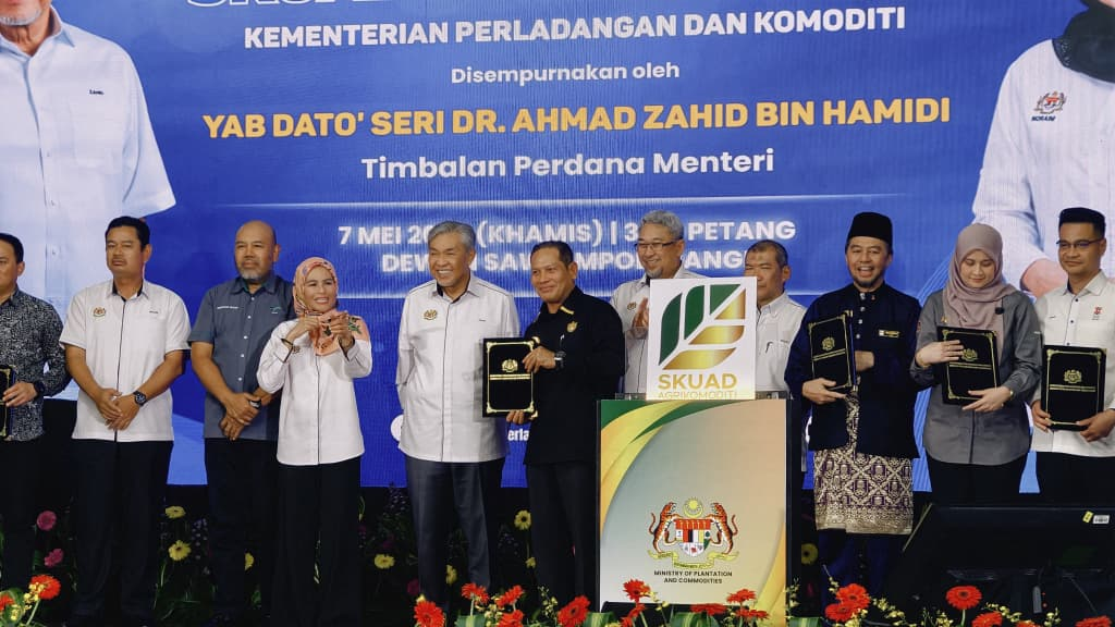 Delegasi mahasiswa UCAM bergambar di Majlis Peluncuran Program Skuad Agrikomoditi KPK di MPOB Kajang.