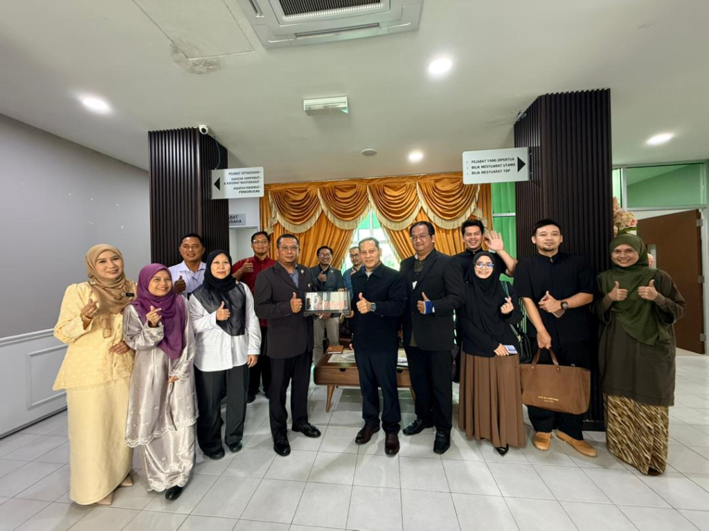 Sesi kunjungan hormat Ketua Eksekutif KRSB kepada Yang Dipertua Majlis Perbandaran Jasin bagi membincangkan peluang kerjasama.