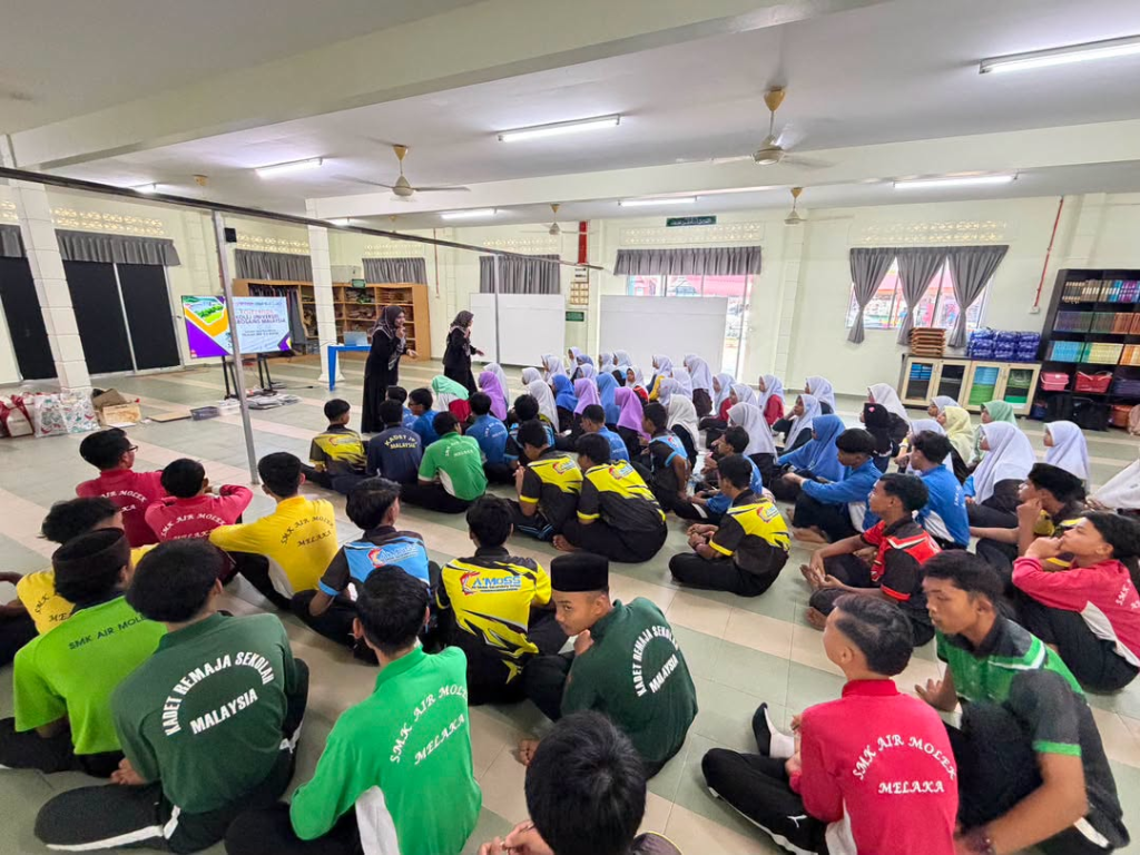 Taklimat Hala Tuju Kerjaya UCAM di SMK Air Molek
