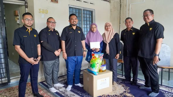 YB Pengerusi RISDA & Pihak UCAM Menyantuni Keluarga Allahyarham Staf UCAM