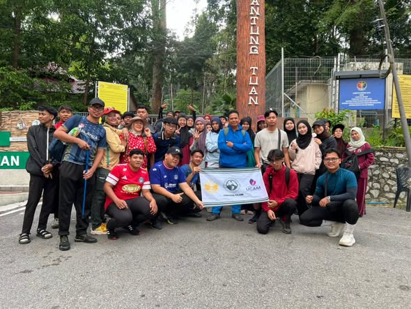 Tahniah! Kelab Hiking Youth UCAM Berjaya Tawan Bukit Batu Putih & Laksana Inisiatif Bersihkan Trek