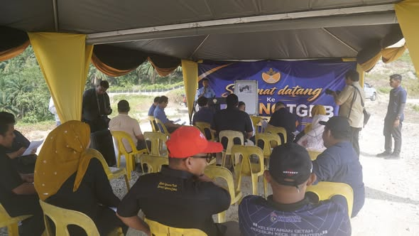 𝗟𝗔𝗪𝗔𝗧𝗔𝗡 𝗥𝗜𝗦𝗗𝗔 𝗞𝗘 𝗞𝗢𝗟𝗘𝗝 𝗨𝗡𝗜𝗩𝗘𝗥𝗦𝗜𝗧𝗜 𝗔𝗚𝗥𝗢𝗦𝗔𝗜𝗡𝗦 𝗠𝗔𝗟𝗔𝗬𝗦𝗜𝗔 (𝗨𝗖𝗔𝗠) 𝗔𝗟𝗢𝗥 𝗚𝗔𝗝𝗔𝗛: 𝗞𝗨𝗞𝗨𝗛𝗞𝗔𝗡 𝗞𝗘𝗥𝗝𝗔𝗦𝗔𝗠𝗔 𝗔𝗚𝗥𝗢𝗦𝗧𝗥𝗔𝗧𝗘𝗚𝗜𝗞 Kolej Universiti Agrosains Malaysia (UCAM) berbesar hati menerima lawatan delegasi RISDA ke tapak rintis Projek Tanaman Getah Berskala Besar (TGBB) serta Projek Agromakanan di Ladang UCAM, Alor Gajah yang melibatkan tanaman fertigasi para (Halia dan Terung), Fertigasi Melon dan Penternakan Ikan Air Tawar. . Sesi taklimat telah disampaikan oleh wakil daripada Kolej Universiti Agrosains Malaysia - UCAM dan RISDA Plantation Sdn. Bhd. selaku pihak pengurus dan operator projek. . Hadir sama, Encik Md Najip Ishak, Timbalan Ketua Pengarah (Pembangunan) RISDA bagi meninjau pelaksanaan program serta menyelaras hala tuju strategik pembangunan. . UCAM komited memperkukuh jaringan industri dan akademia demi menyokong pembangunan sektor agrosains yang mampan dan berdaya saing.