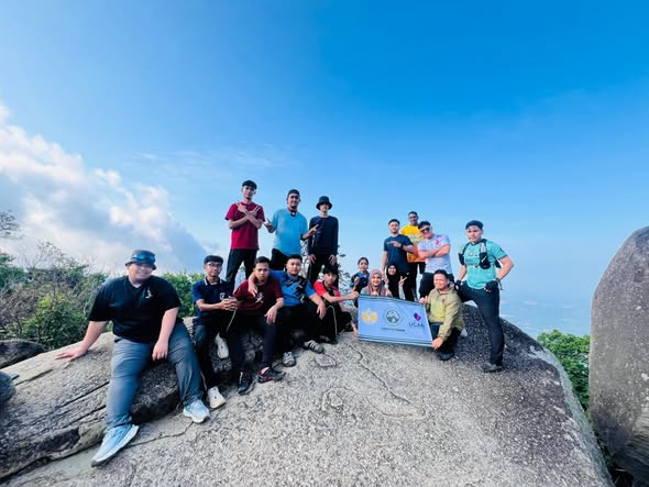 Jejak Puncak Gunung Datuk: UCAM Youth Hiking Club Berjaya Tawan Puncak!