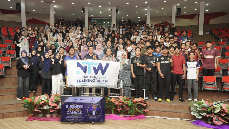 Bagi memperkasa ciri kepimpinan dan kemahiran perniagaan dalam kalangan pelajar, MEBMA UCAM dengan kerjasama HRD Corp telah berjaya menganjurkan Bengkel Business Model Canvas dan The Next-Gen CEO sempena National Training Week untuk melahirkan usahawan masa depan yang celik strategi dan pengurusan kewangan.