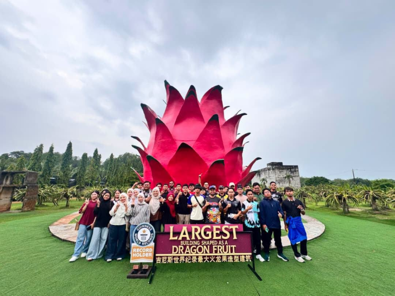 Pelajar FAS UCAM Teroka Potensi Industri Buah Naga di HL Dragon Fruit Eco Farm