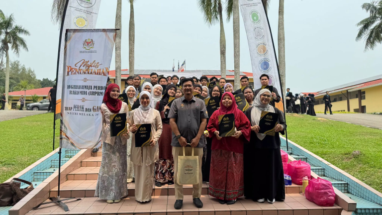 Penerima anugerah Duke of Edinburgh bersama pingat Perak dan Gangsa dalam program kebangsaan