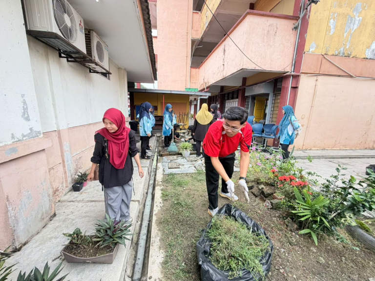 Wakil UCAM bersama guru dan PIBG SK Pulau Sebang dalam Program Khidmat Masyarakat MPU 3412