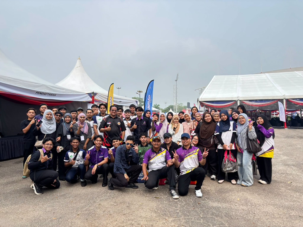 Siswa siswi GPS UCAM bertugas dalam Program Sentuhan Kasih MADANI di Stadium Hang Jebat Melaka