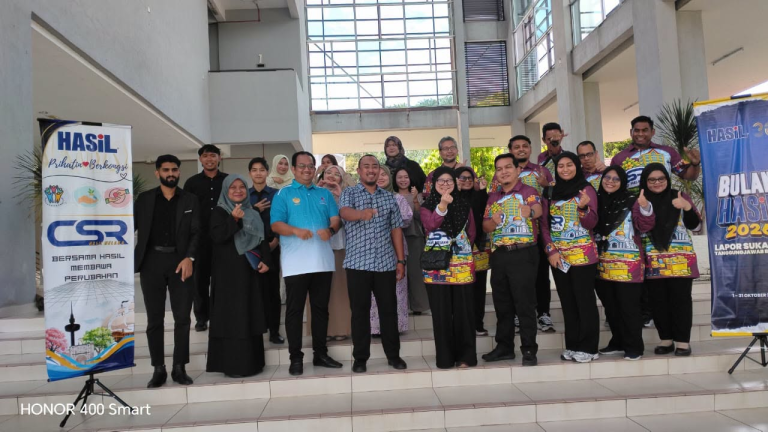 Majlis penyerahan sumbangan Food Bank LHDN kepada UCAM bersama wakil pelajar dan pengurusan universiti