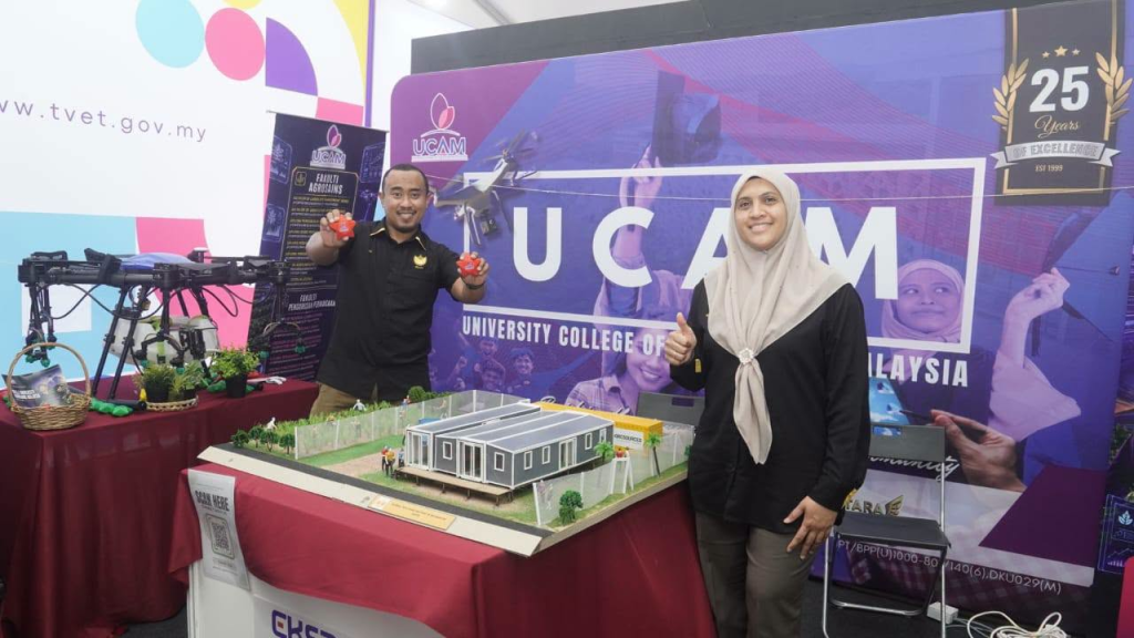 Suasana hari ketiga Ekspo TVET KKDW 2026 di Booth UCAM A09 bersama pengunjung